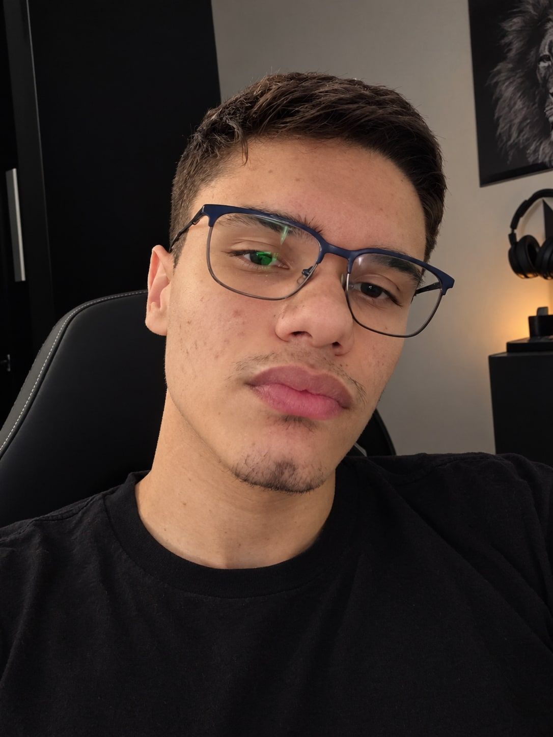 Ignotti, de óculos e camiseta preta, na cadeira do escritório.